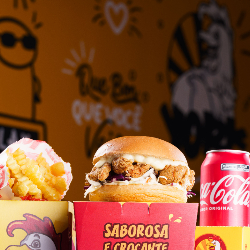 Você leva 1 Lanche York Crunchy + 1 Batata Frita Individual + 1 Refrigerante Lata 350ml. Serve 1 pessoa. Foto ilustrativa.