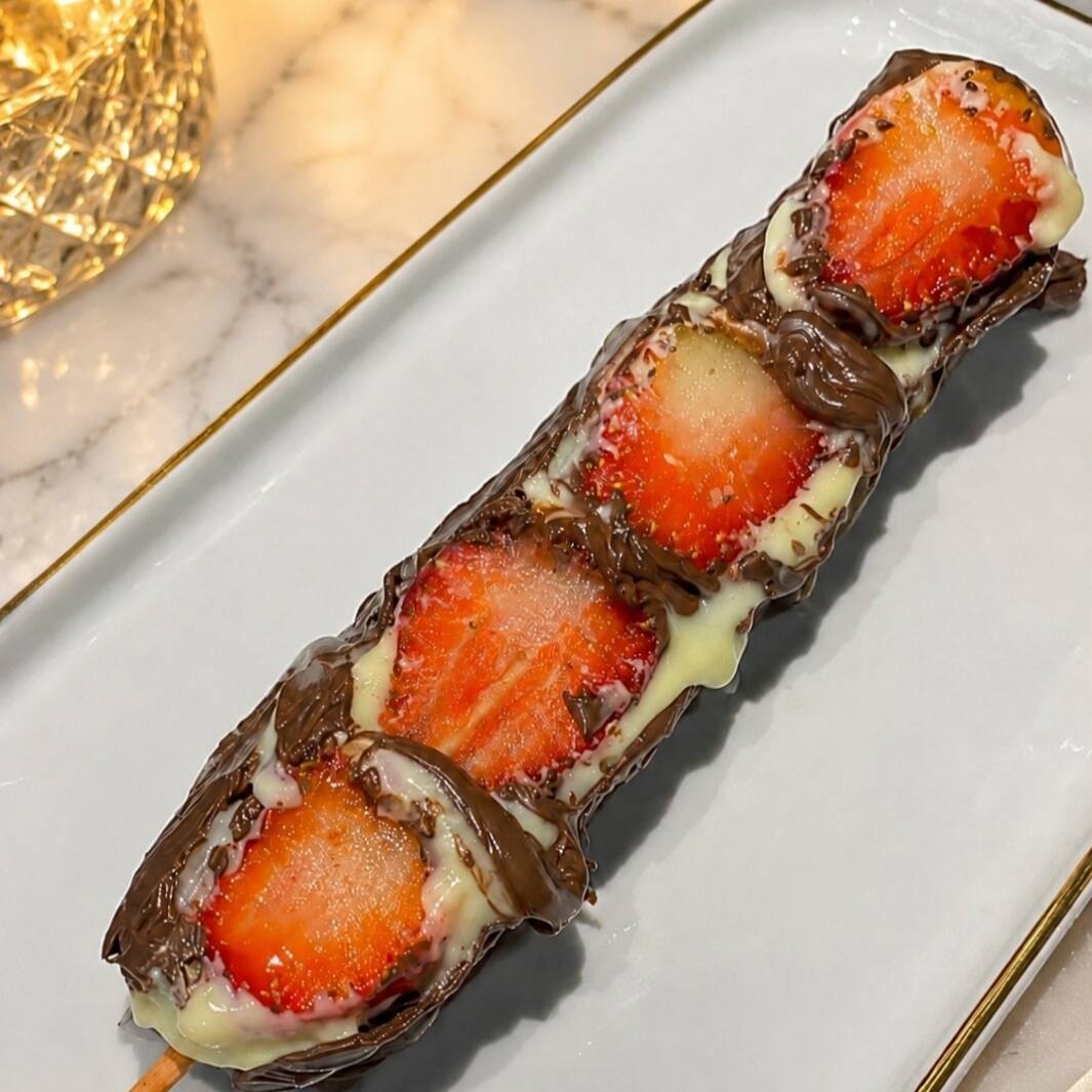 Espetinho de Morangos 🍓🍫 algo divertido e viral para voces, siguindo a tem do momento
Morangos frescos recheados com um irresistível brigadeiro de leite Ninho, intercalados com generosas camadas de Nutella e envolvidos por uma casquinha crocante de chocolate.
Segue tang
#Espetinho de morango, morango do amor, morangos, doces, doces gostosos
Com aproximadamente 200 g, é a combinação perfeita para quem ama morango e chocolate em cada mordida! 😍✨