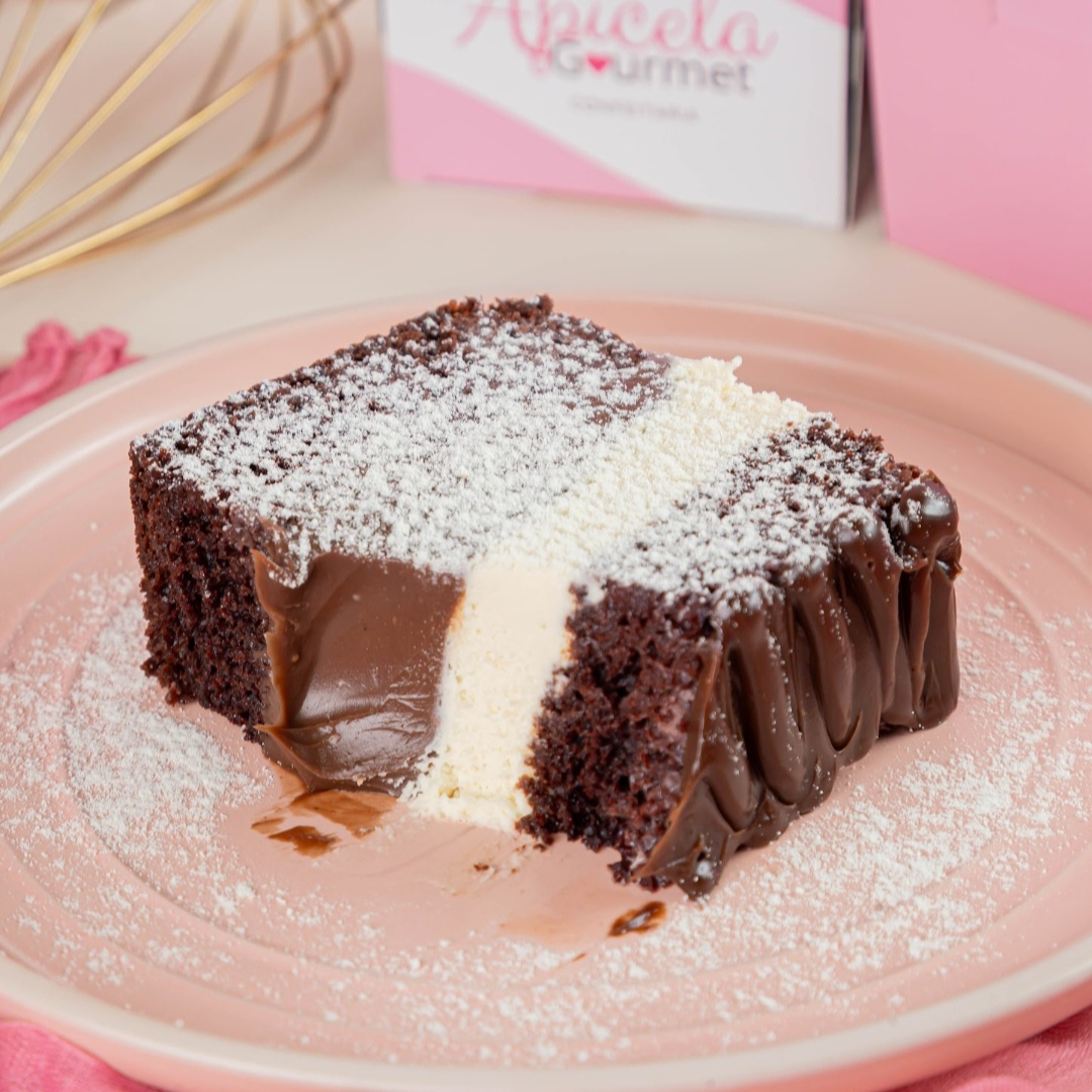Bolo gelado com massa de cacau molhadinha, mousse de Ninho super aerado e recheio de chocolate. Uma combinação leve e deliciosa para bolo gelado. bolo gelado , bolo gelado de ninho , bolos gelados .