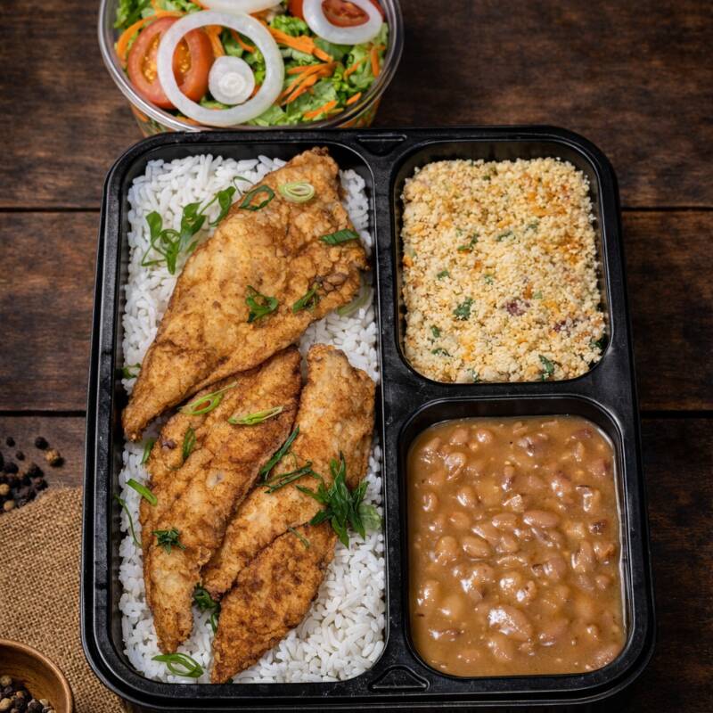 Arroz soltinho, feijão caseiro, filé de merluza empanado e farofa especial . Um prato caseiro, nutritivo e cheio de sabor! Obs. salada vendida separadamente.