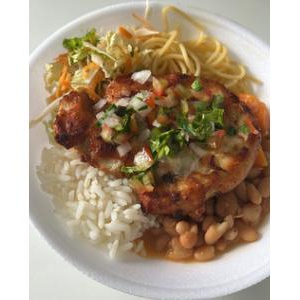 Peito de Frango grelhado, acompanha feijão mulato, arroz branco, macarrão espaguete e salada do dia. Deliciosa refeição para seu almoço. Serve 1 pessoa.