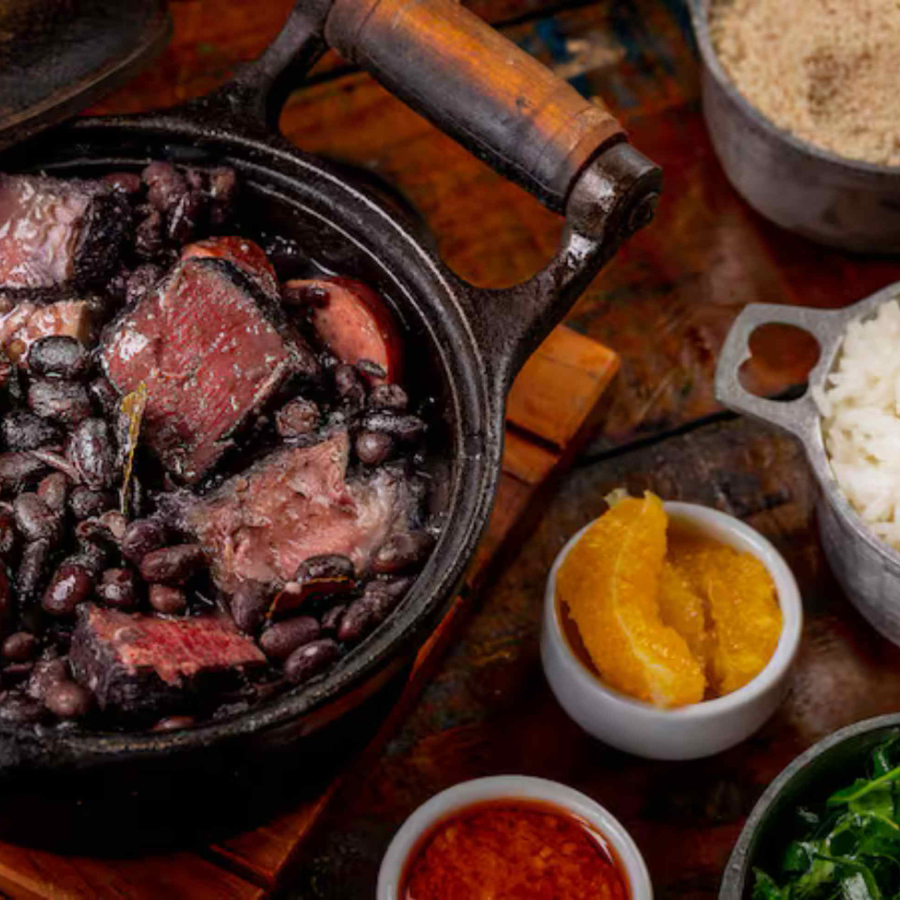Feijoada completinha e caprichada pra dividir! Preparada com carne seca, lombo, linguiça calabresa, paio e costelinha. Servida com arroz branco, couve refogada, farofa e torresmo crocante.