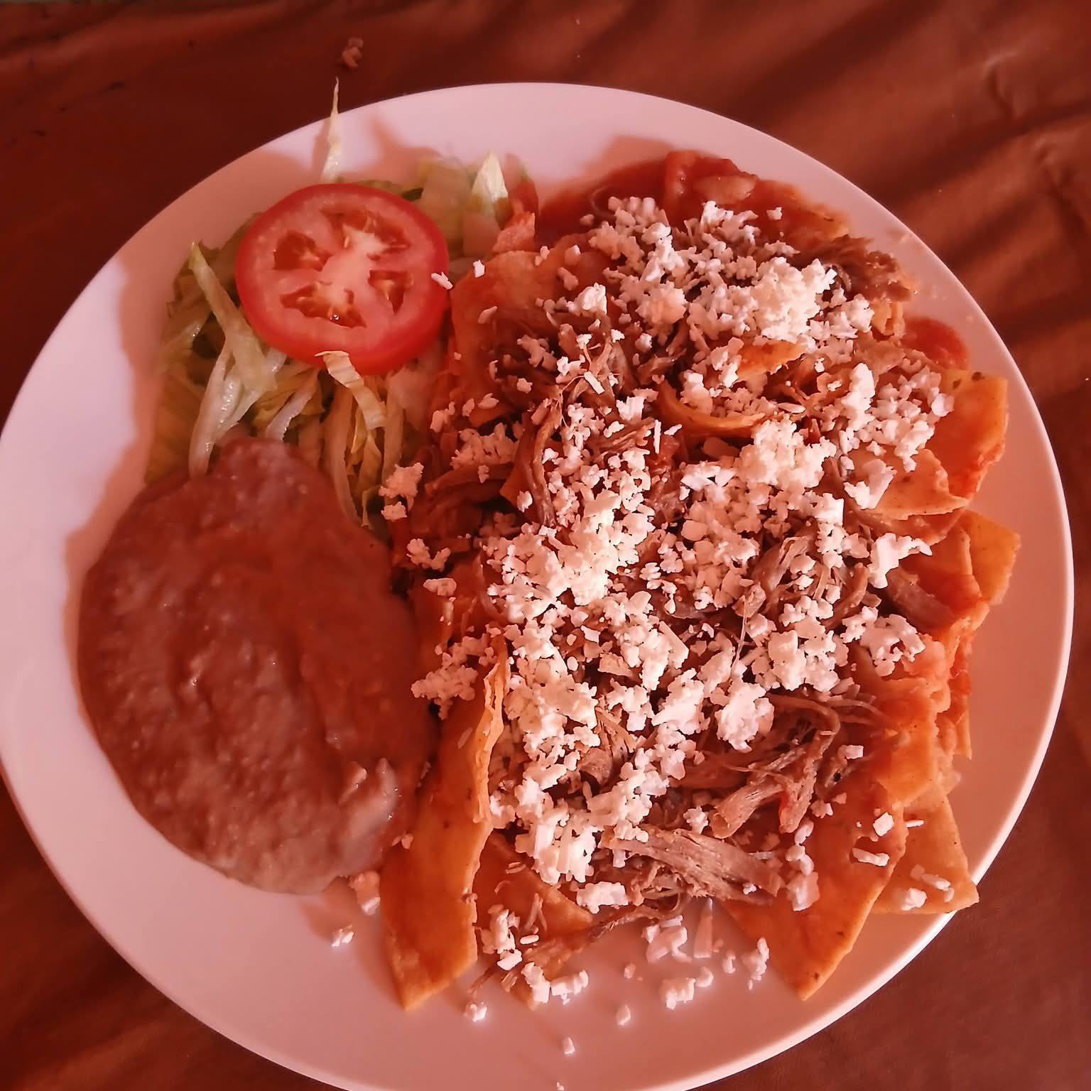 Chilaquiles con Deshebrada y Queso Panela