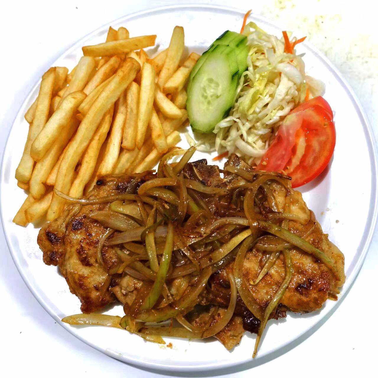 Chuleta Encebollada con Ensalada y Papas Fritas
