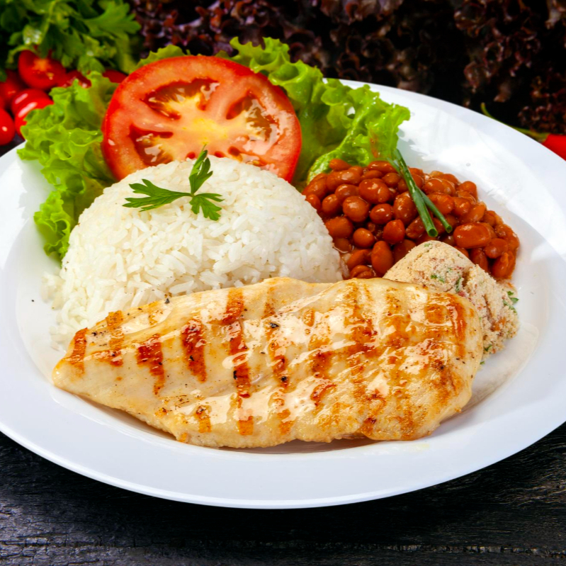 Arroz fresquinho, feijão caseiro, frango grelhado e suculento, fritas e salada.