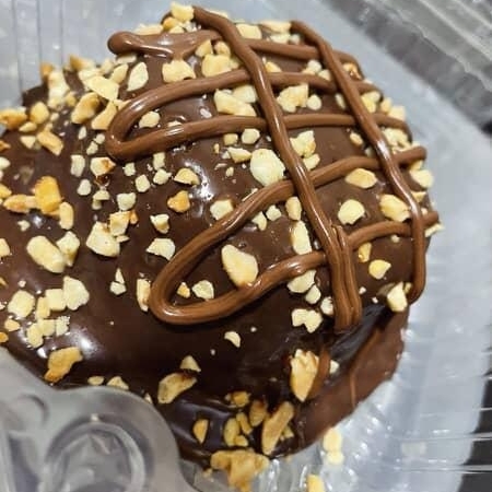 Massa de chocolate, recheio de brigadeiro belga trufado com nutella por cima e amendoim picado