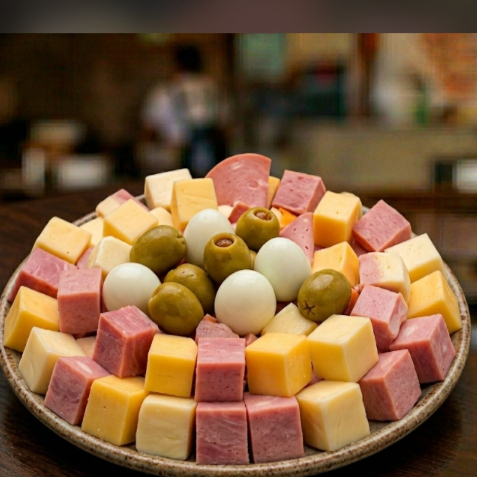 QUEIJO, PRESUNTO, AZEITONA, OVOS DE CODORNA