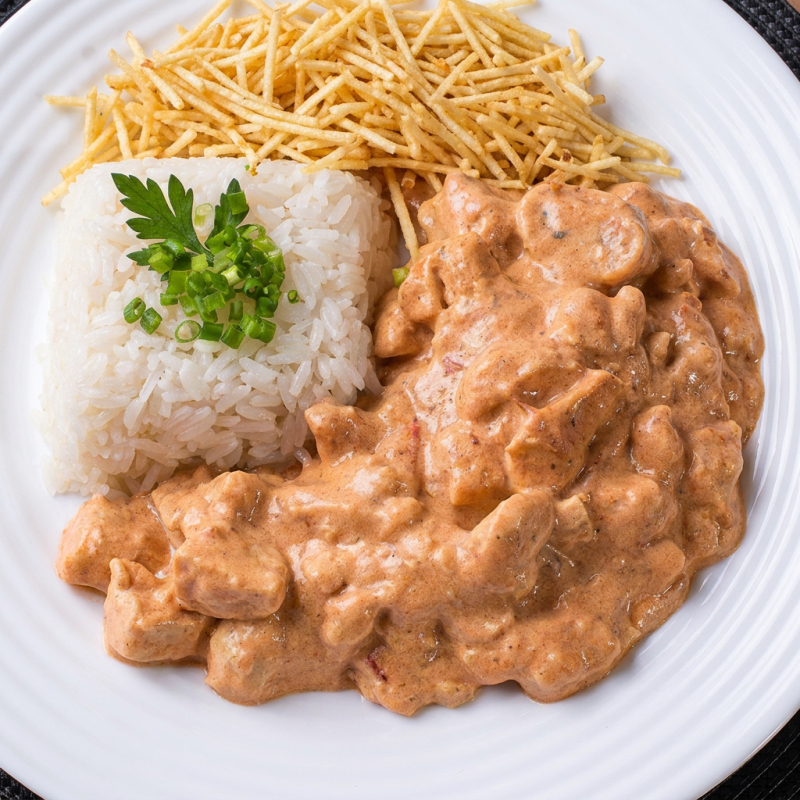 Delicioso Strogonoff de Frango com Arroz e batata palha extra fina. somente produtos de qualidade extra