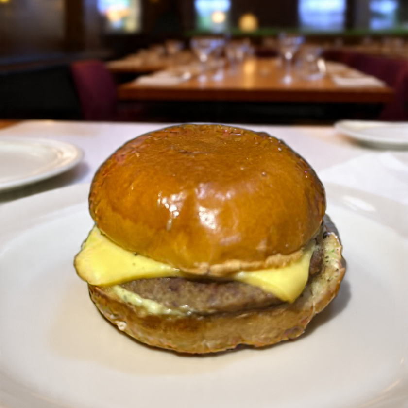 Pão brioche, hamburguer, costela, cebola, queijo prato, Catupiry Original e maionese.
