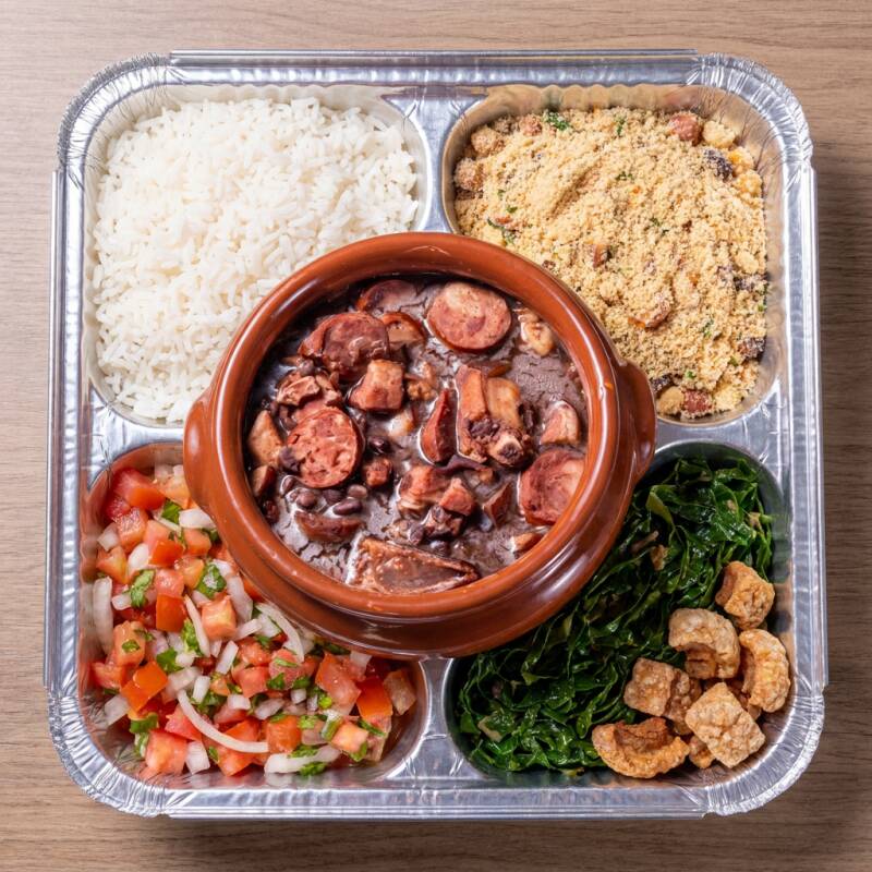 Arroz, Feijoada, Farofa, Vinagrete, Couve e Torresmo