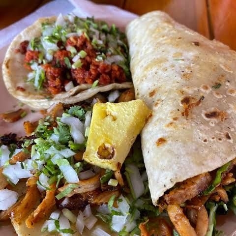 1*Gringa 2* Dos Tacos 1* Consomé y 1*  BEBIDA