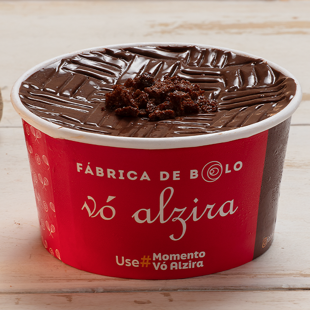 Bolo de Pote caseiro, feito com duas camadas de bolo Ovomaltine, com recheio cremoso Ovomaltine e cobertura deliciosa de brigadeiro de chocolate cremoso com Ovomaltine polvilhado. Imagem meramente ilustrativa.