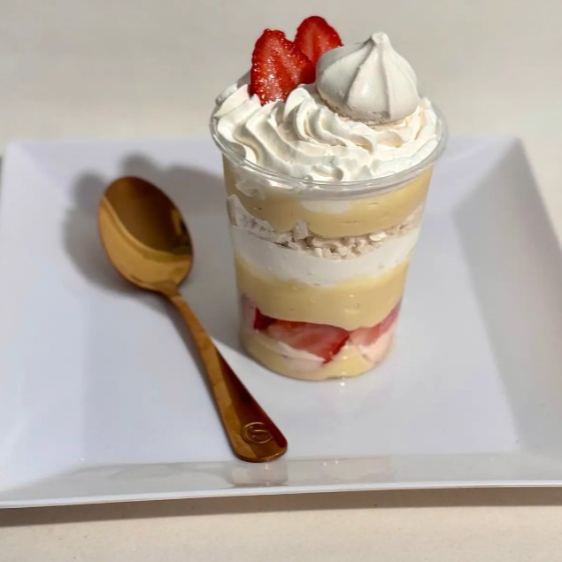 Com brigadeiro de ninho cremoso, morangos picados, chantininho, suspiros quebrados, finalizado com brigadeiro de ninho