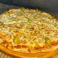 Atum, catupiry, cebola, orégano, azeitonas e molho de tomate.