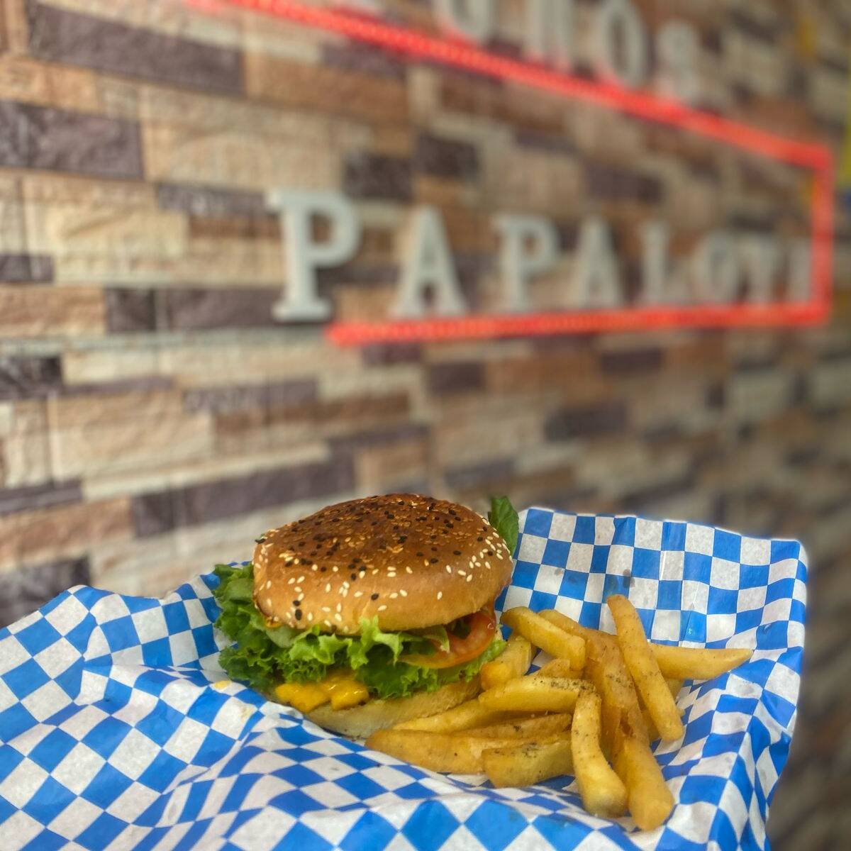 HAMBURGUESA DE RES CON PAPAS A LA FRANCESA