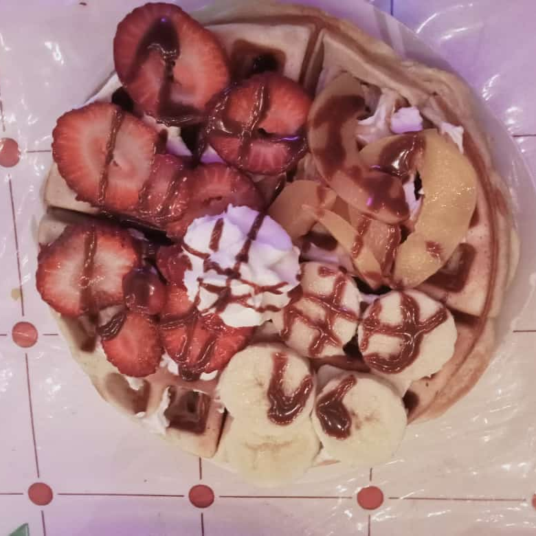 WAFFLE, PLATANO, FRESA Y NUTELLA