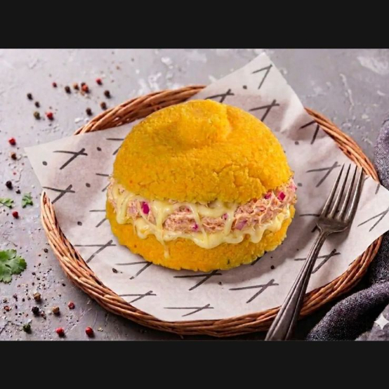Massa de cuscuz molhadinha e fofinha recheada com queijo mussarela e atum temperado com cebola roxa