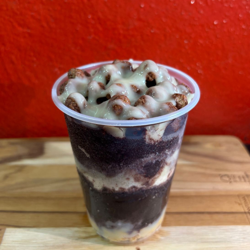 Açaí Cremoso (Vários Tamanhos) O clássico que nunca falha! 💜 Nosso Açaí Cremoso é feito para quem ama a textura perfeita: nem tão firme, nem tão derretido, apenas no ponto ideal de refrescância. É o sabor autêntico do açaí, servido com aquele carinho que você já conhece. Personalize seu copo: Escolha seus acompanhamentos favoritos e monte a combinação que mais combina com o seu dia. Disponível nos tamanhos 300ml, 440ml, 550ml e 770ml para matar qualquer tamanho de fome! 🍧✨