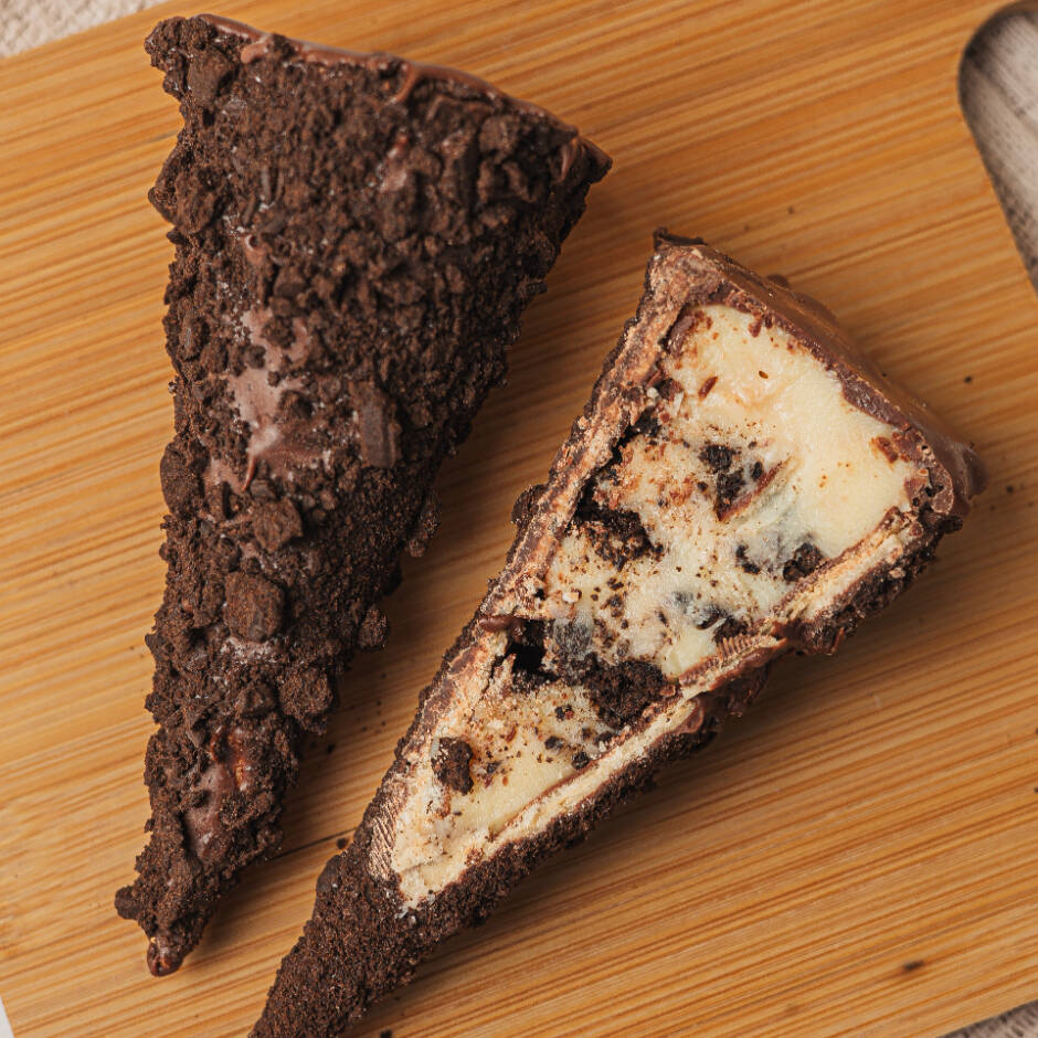 Casquinha crocante de baunilha banhada em chococolate meio amargo e recheado Ninho cremoso e oreo triturado
