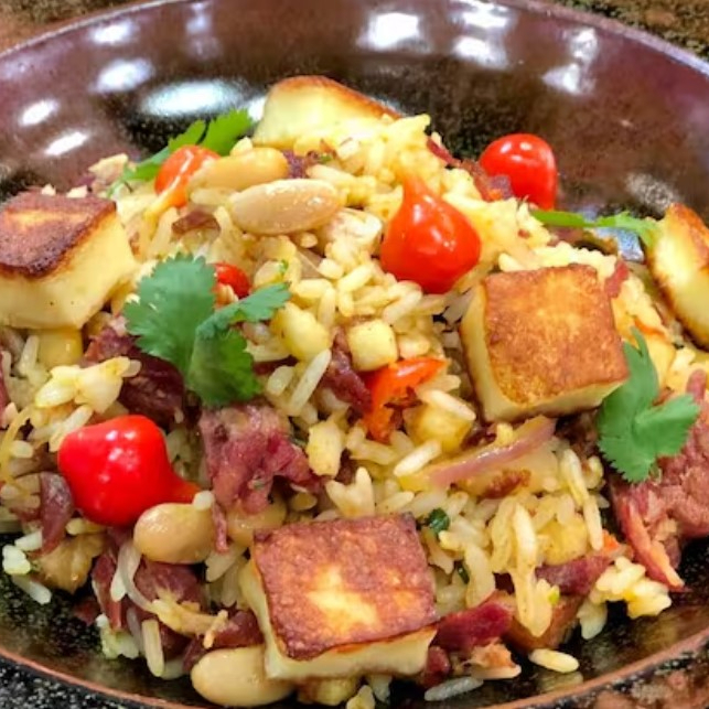 Arroz, feijão fradinho, calabresa, bacon, queijo, pimenta biquinho. O mais rápido delivery da região entrando comida quentinha e saborosa no conforto da sua casa. _ _#Feijoada #marmita #marmitex #Executivo #Tradicional #Frango #Carne #Salada #bife