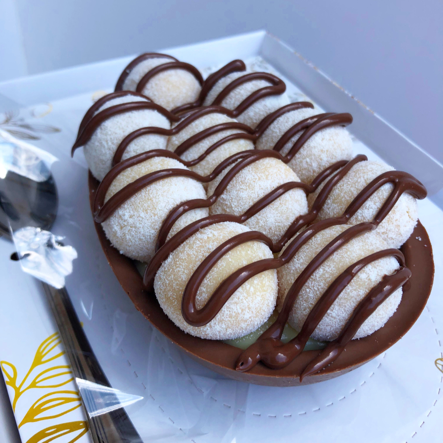 Para quem ama essa combinação perfeita de Ninho com Nutella! Casca meio amargo recheado com Brigadeiro de Ninho Gourmet e Nutella decorados com brigadeiro boleados de Ninho e finalizados com fio de Nutella! Casaca 250g. Peso final aproximadamente 430g. Serve até 2 pessoas. Caixa branca com laço e sacola presenteavel!