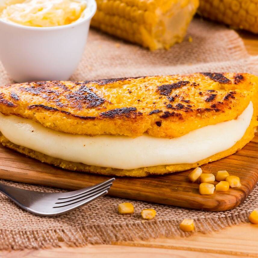 CACHAPA CON QUESO DE MANO,A JAMON Y CARNE MECHAD