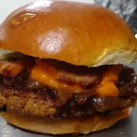 Pão de Brioche , Blend Bovino (120g) , Cheddar Cremoso , Cebola Caramelizada , Bacon.