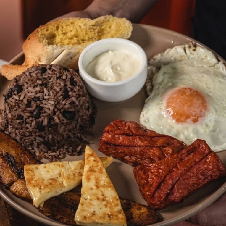 Desayuno Deluxe Salchichón con Bebida