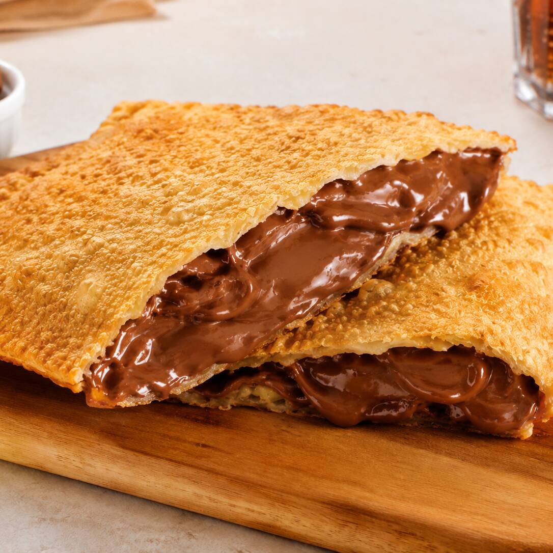 Chocolate ao leite garoto cremoso dentro de uma massa crocante e sequinha. Um pastel doce clássico, feito na hora, perfeito para matar a vontade de chocolate no delivery.