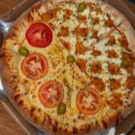 Meia frango com catupiry e meia muçarela com rodelas de tomate