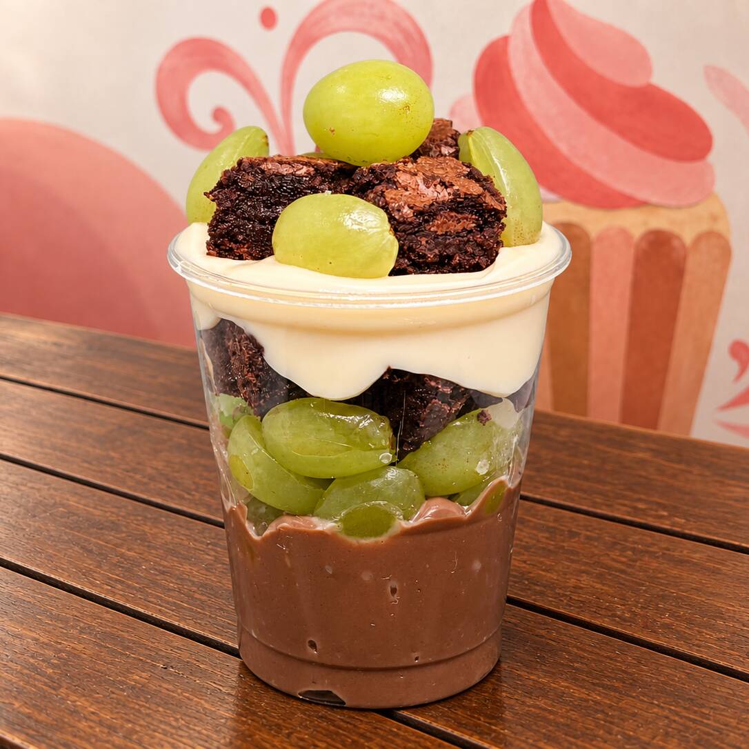 A felicidade em camadas que vai conquistar seu paladar! Nosso copo une: • Brigadeiro ao leite gourmet (cremoso e intenso) • Brigadeiro branco gourmet (delicado e aveludado) • Brownie caseiro (fofinho e chocolatudo) • Uvas verdes sem semente (frescas e crocantes) A combinação perfeita de: • Cremoso + crocante • Doce + levemente ácido • Tradicional + surpreendente Perfeito para: • Sobremesas especiais • Presentes gourmet • Momentos de indulgencência Uma explosão de texturas e sabores em cada colherada! Peça já o seu.