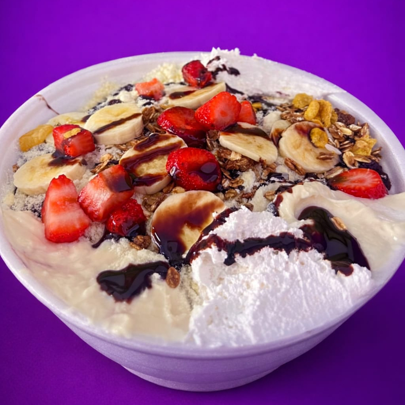 Delicioso Açaí com Leite em Pó,Mousse ,Banana, Sucrilhos,Chantilly,Morango,Cobertura e Granola