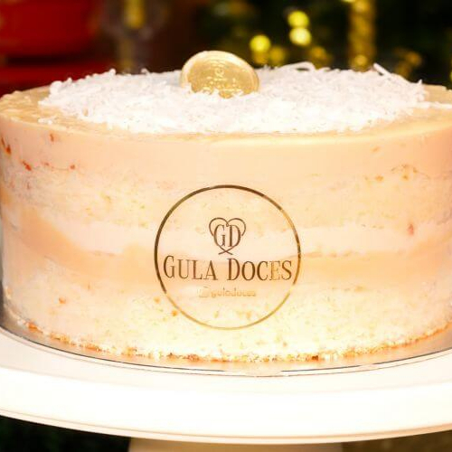 Deliciosa Massa fofinha de baunilha molhadinha, recheio de brigadeiro branco gourmet e recheio de coco cremoso sabor de infância. Servindo aproximadamente 10 a 12 fatias