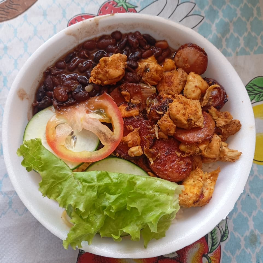 Feijão, arroz, macarrão, farofa e salada verde.