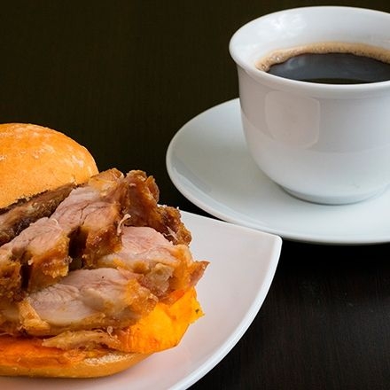 Combo 1 (pan con Chicharron + Café o Bebida )