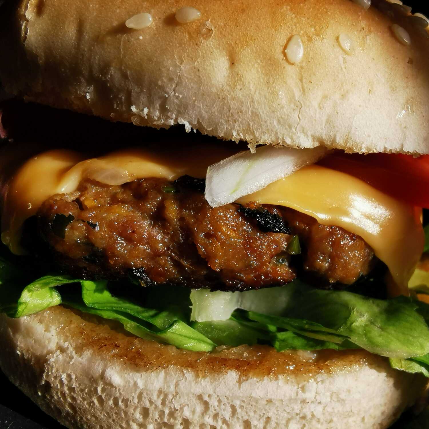 Hamburguesa Deluxe + PAPAS.