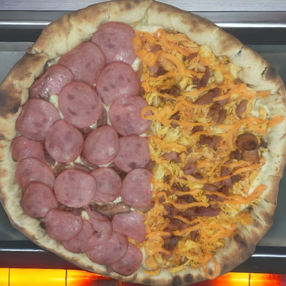 PIZZA MEIO CALABRESA , MEIO FRANGO BACON E CHEDDAR *BROTINHO*