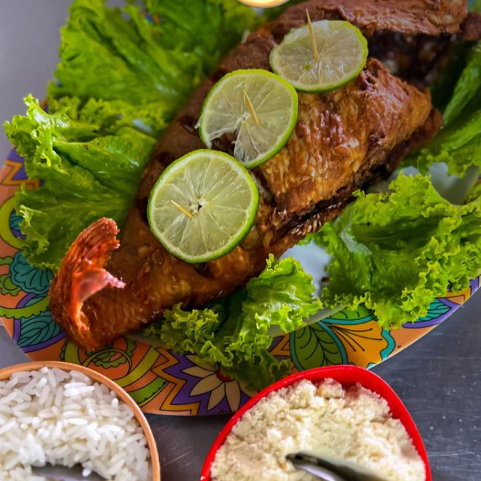 Peixe Vermelho com arroz, farofa e vinagrete