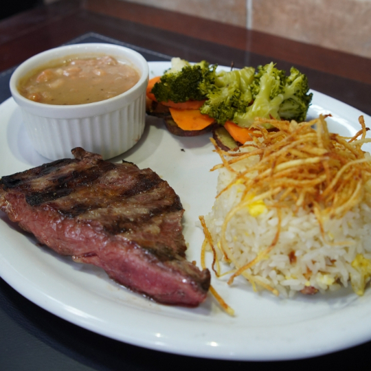 250g de Bife de Vazio Angus, arroz, vinagrete e batata frita.