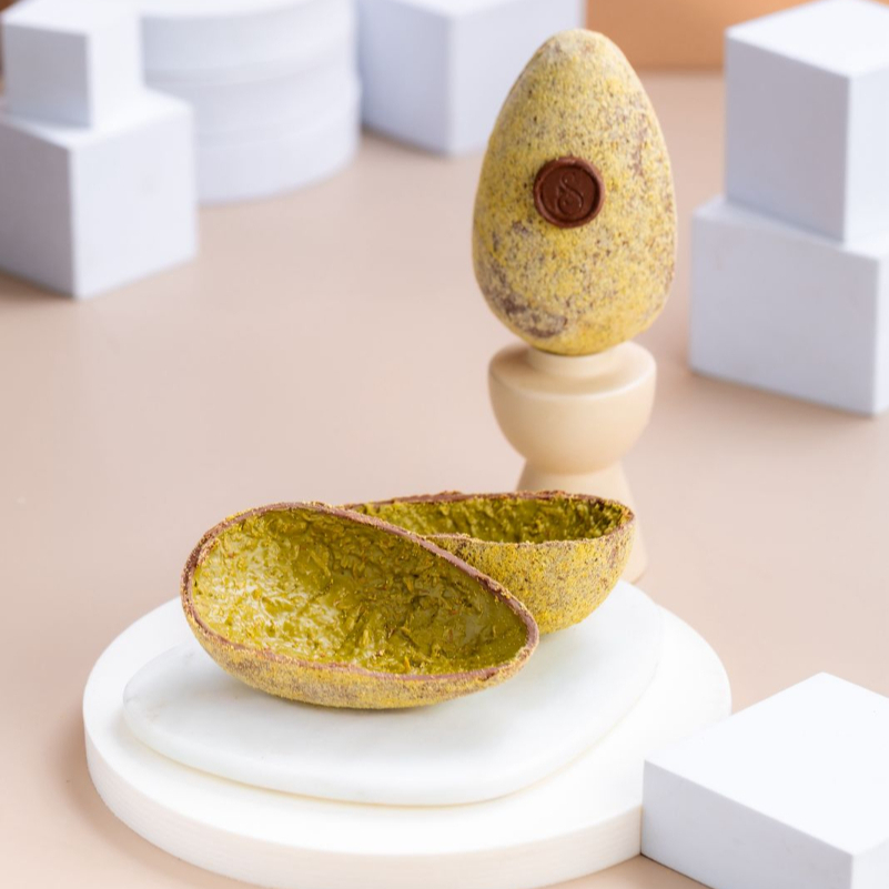 Casca de chocolate belga recheada com creme de pistache e kadayif crocrante, com textura única e sabor marcante que conquistou o mundo. Aprox. 350g