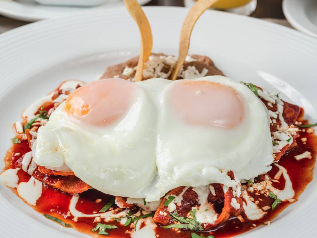 Chilaquiles Rojos Montados con Pollo