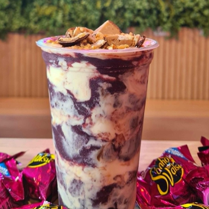 Açaí com Creme sabor Sonho de Valsa, finalizado com bombom Sonho de Valsa picado.