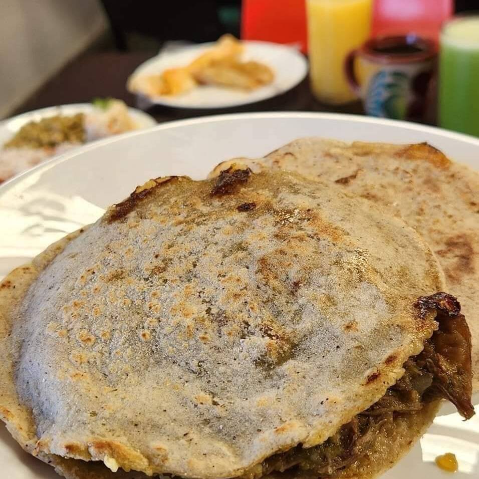 Gordita De Maiz rellena de deshebrada