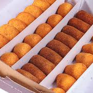 50 salgadinhos fritos na hora para você saborear e se apaixonar .