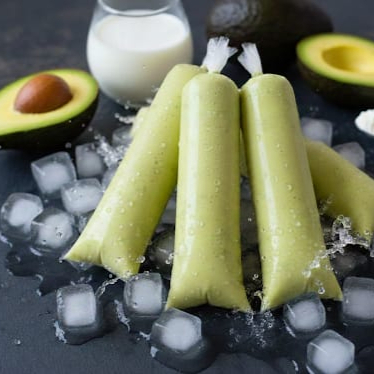 Delicioso sorvete de abacate com leite suuuper cremoso. Sabor de infância! Impossível comer um só!