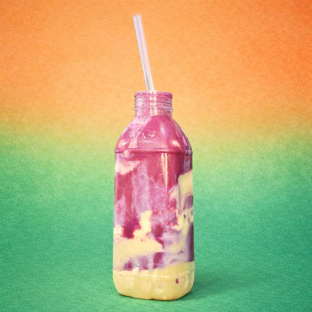 Leve a cremosidade do açaí para onde quiser! Feito com açaí de fabricação própria, batido com leite e finalizado com leite em pó e leite condensado. Vem em garrafa selada, perfeita para colocar na mochila e saborear em casa ou no caminho. Refrescante, doce na medida certa e pronto para acompanhar o seu Dia!
