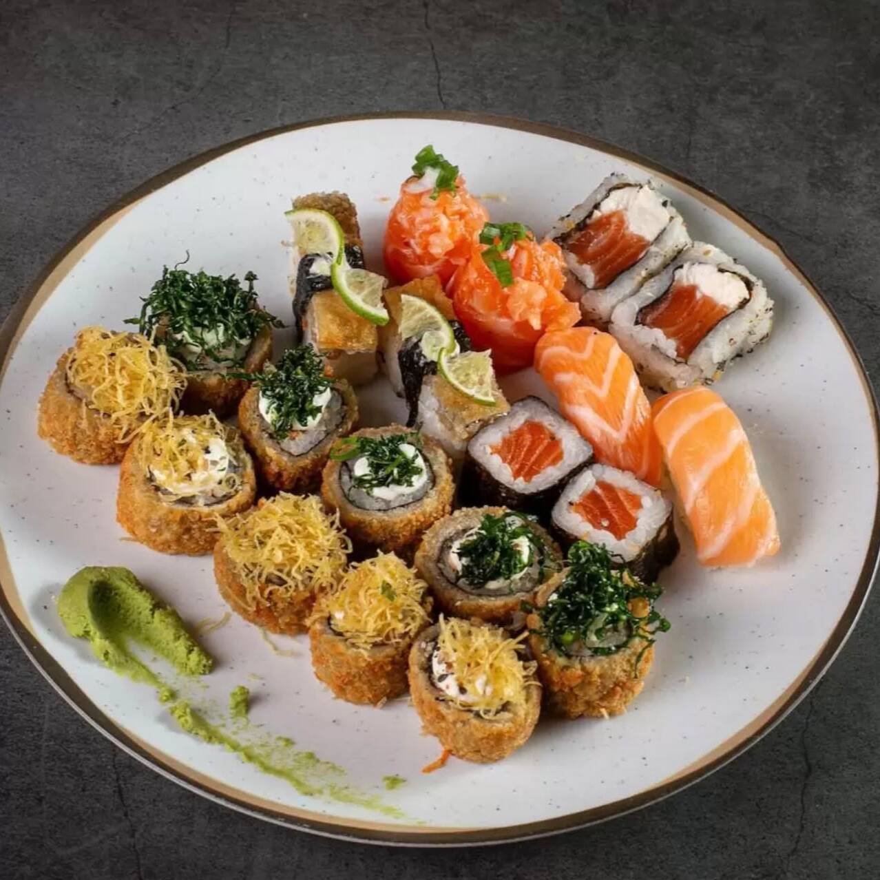 10 hot roll crocante 2 hossomaki salmão,2 uramaki skin, 2 niguiri salmão, 2 uramki salmão 2 joe batidinhos