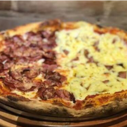 Escolha 2 sabores promocionais para montar a sua pizza grande 8 fatias! (Todos as nossas pizzas são feitas com massa fresca de longa fermentação e molho de tomate artesanal feito aqui, no padrão