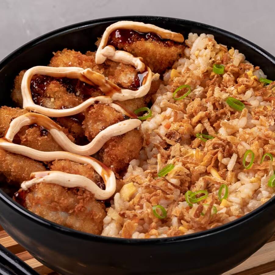 Cubinhos de frango empanados com teriyaki e molho mayo (maionese com pimenta sriracha), arroz yakimeshi, shoyu e cebola crispy. Aprox. 340g.