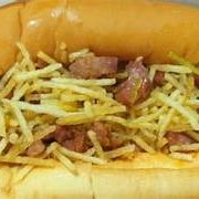 Pão de hot dog macio, salsicha ou hambúrguer, bacon crocante, queijo derretido, alface, tomate e maionese. Um lanche irresistível e cheio de sabor. 🌭🥓